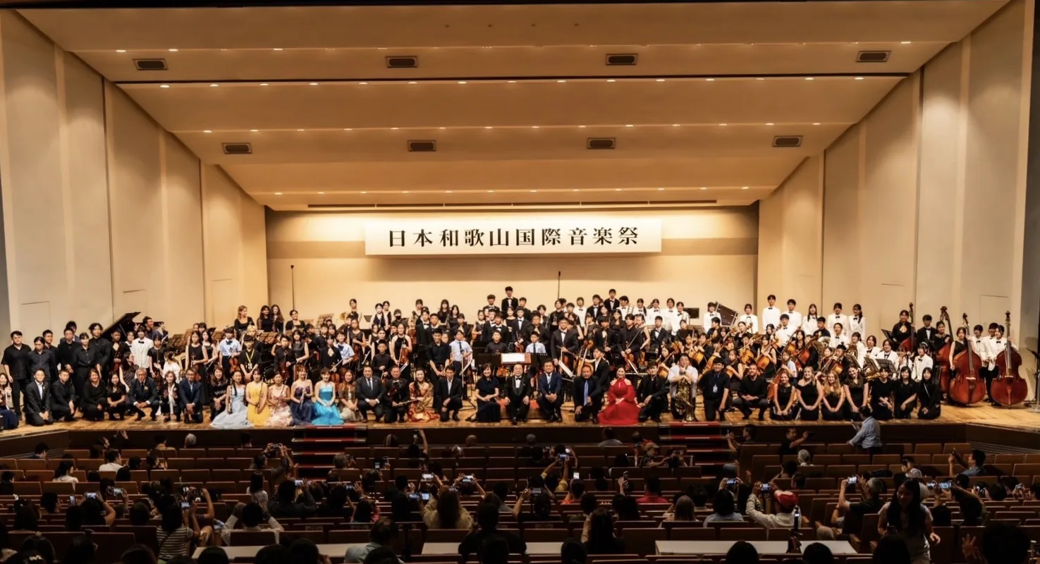 青少年樂團在大型音樂廳演出