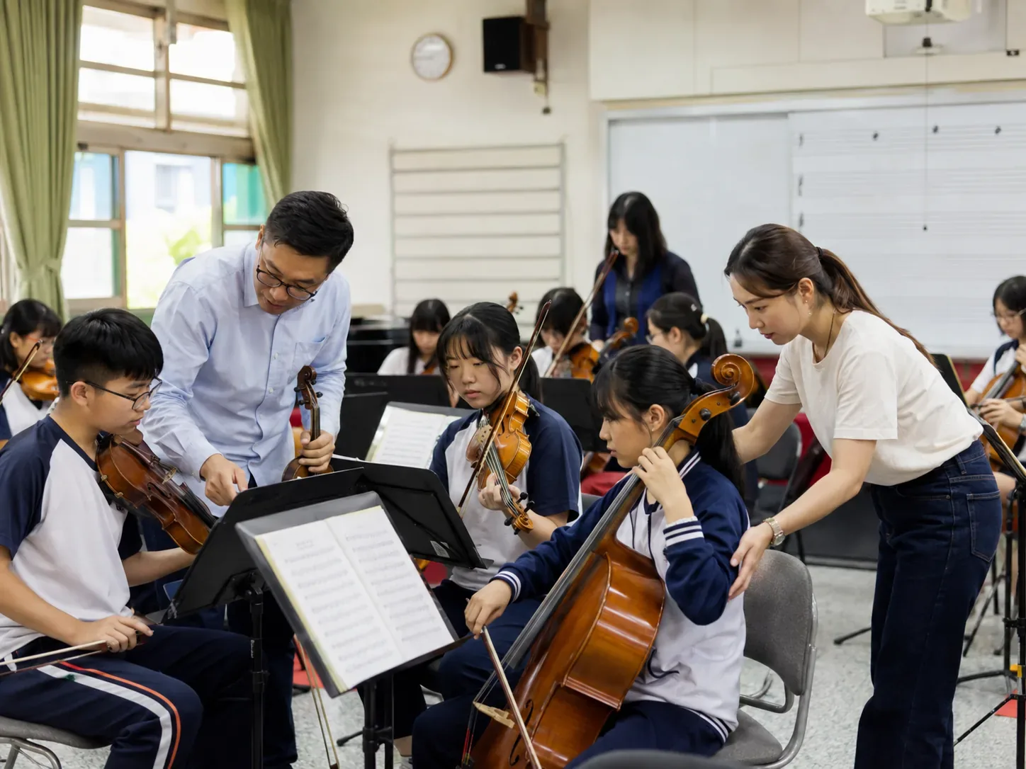 教育團隊在校園中指導學生樂團排練