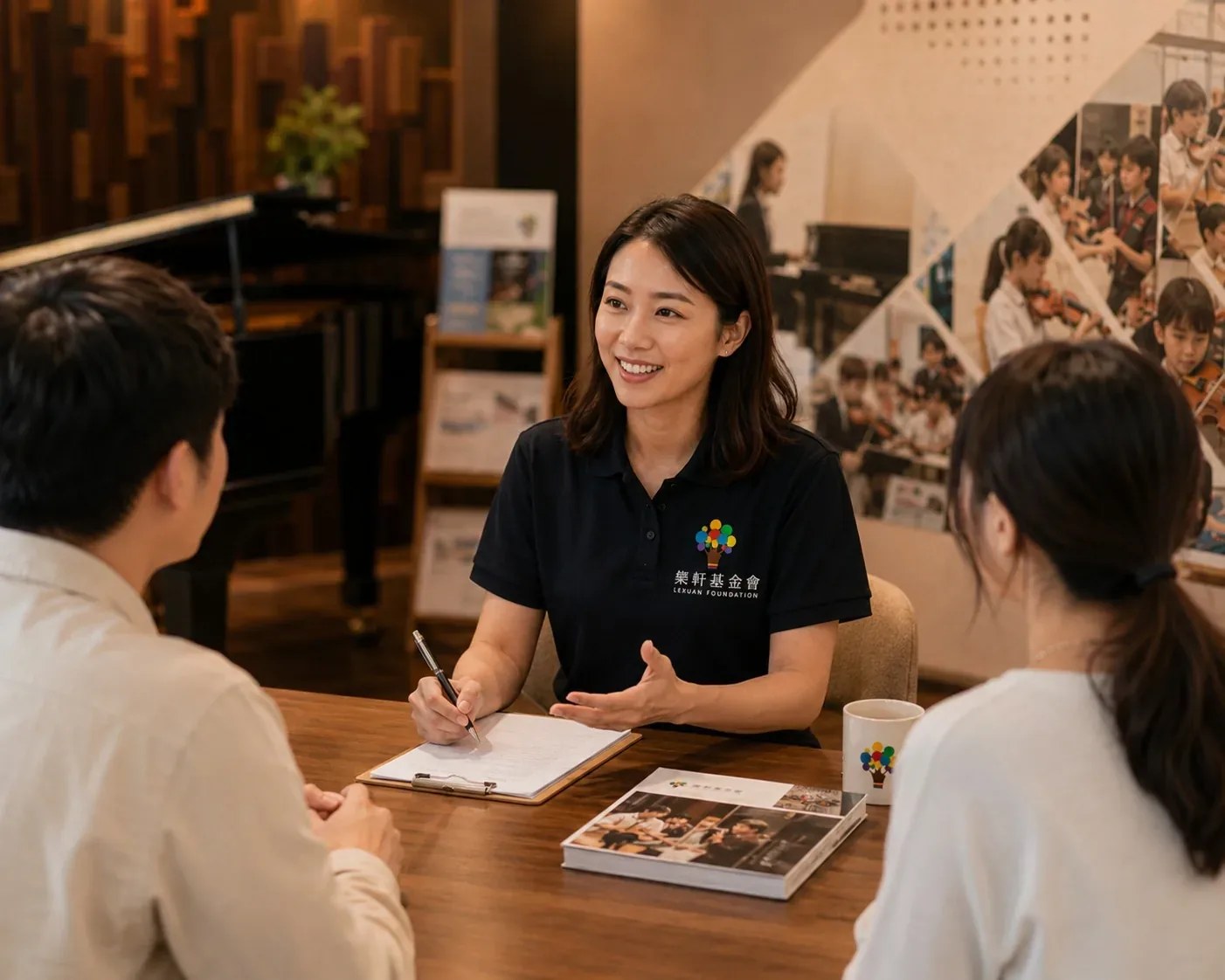 聯絡我們主視覺：基金會與來訪者對話洽詢情境