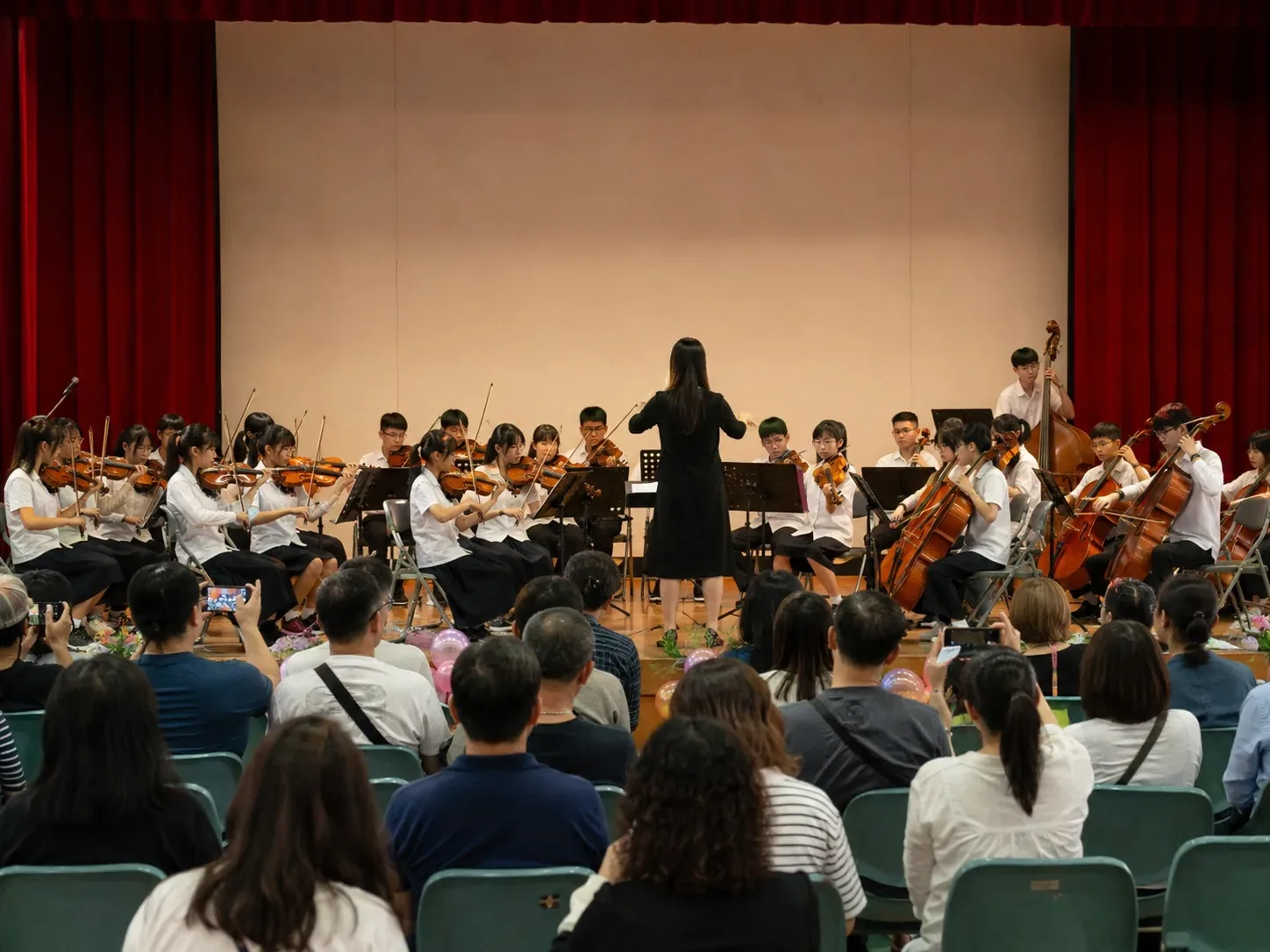 臺灣國小學生在校園舞臺參與音樂演出