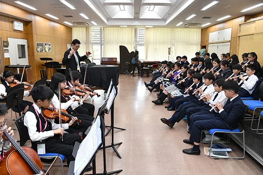台灣學生在日本校園舉行交流演出，日本學生現場聆聽