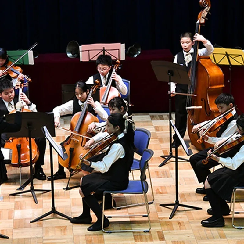學生以小提琴、大提琴與低音提琴完成弦樂合奏交流