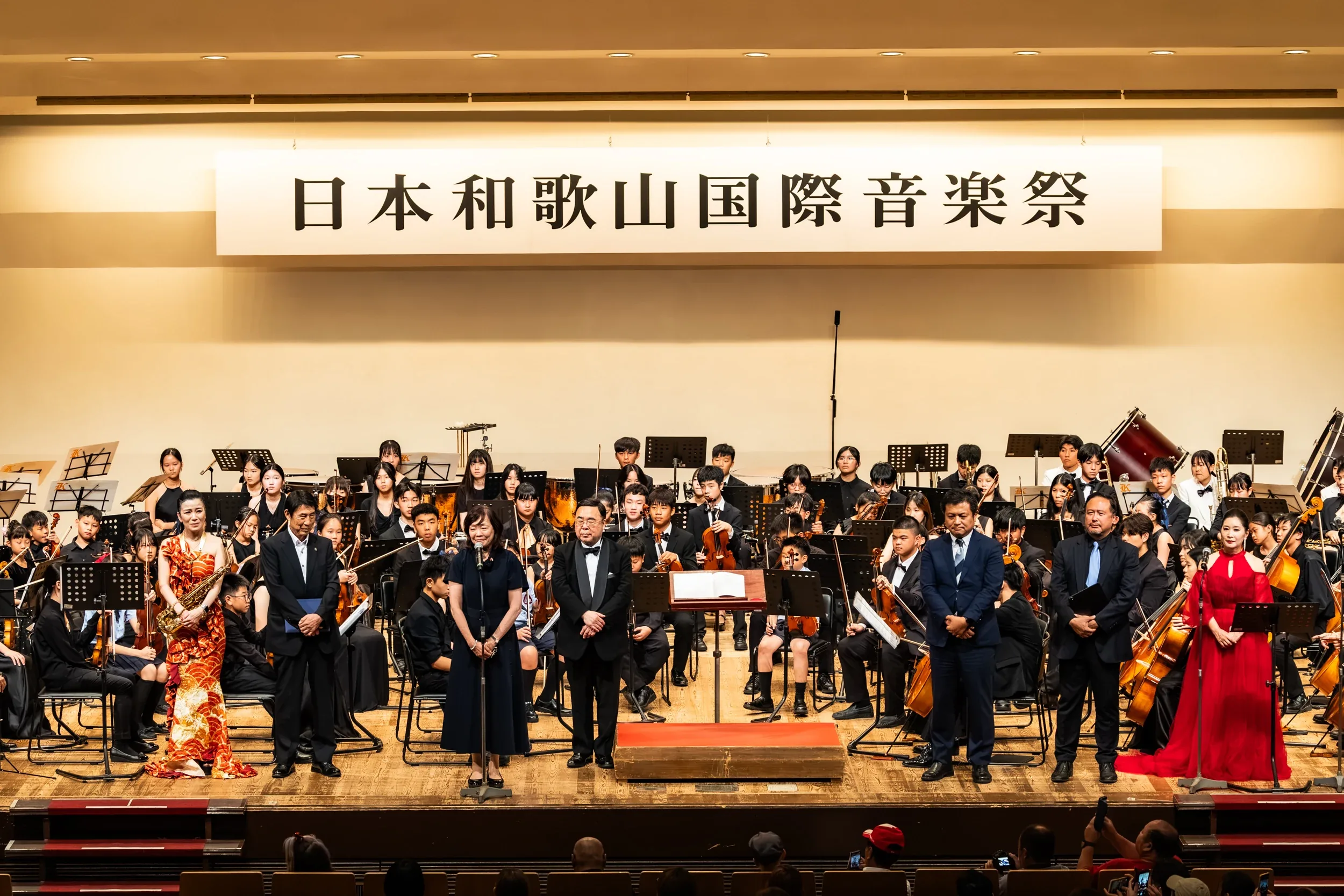 木質音樂廳中的樂團正式演出與排練